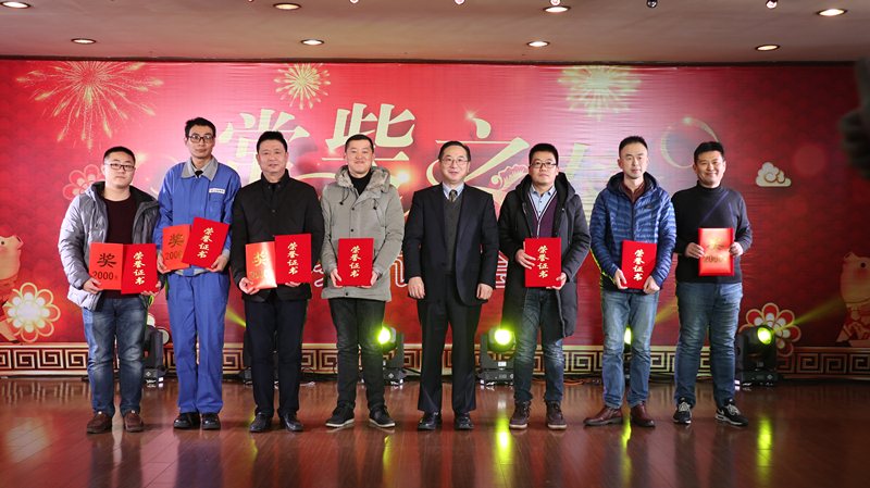 圖為董事長史新昆向公司標(biāo)兵授獎(jiǎng).jpg