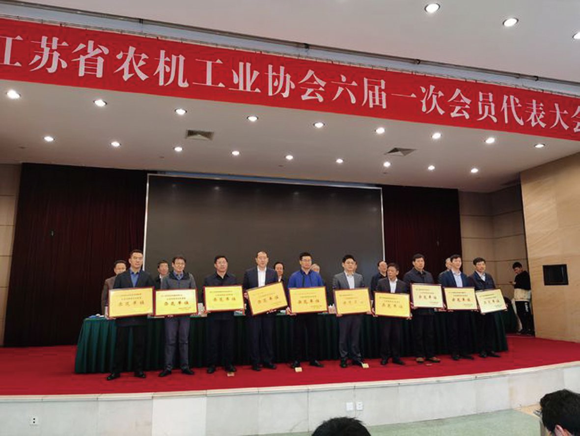 圖為公司副總經理謝國忠(右五)代表公司上臺領獎.jpg