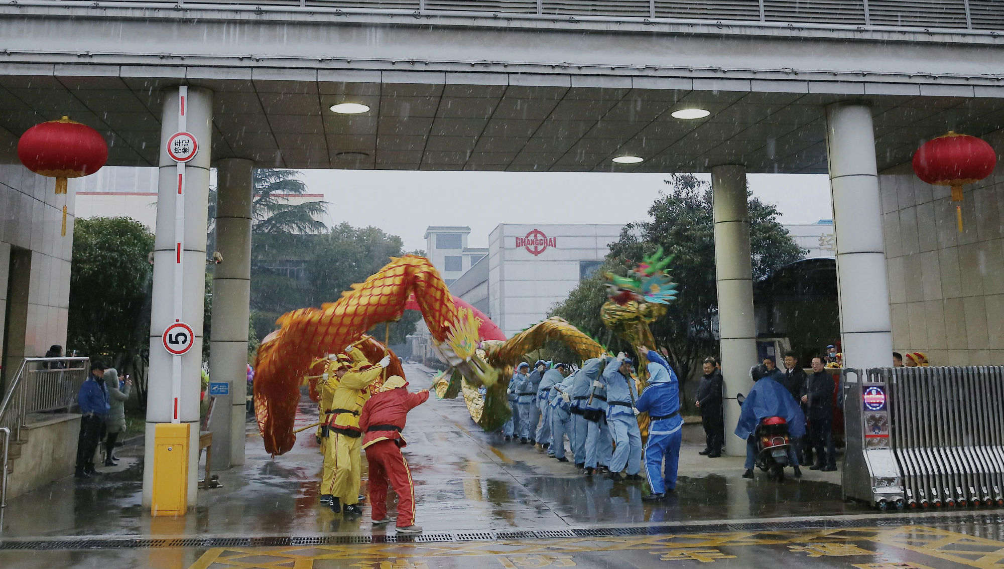春節(jié)后上班第一天:公司領(lǐng)導(dǎo)向職工拜年送祝福_副本.jpg