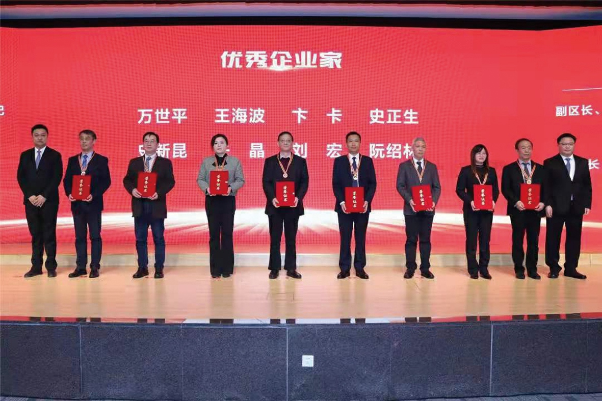 圖為公司董事長史新昆(左三)領(lǐng)取“優(yōu)秀企業(yè)家”獎(jiǎng)_副本.jpg